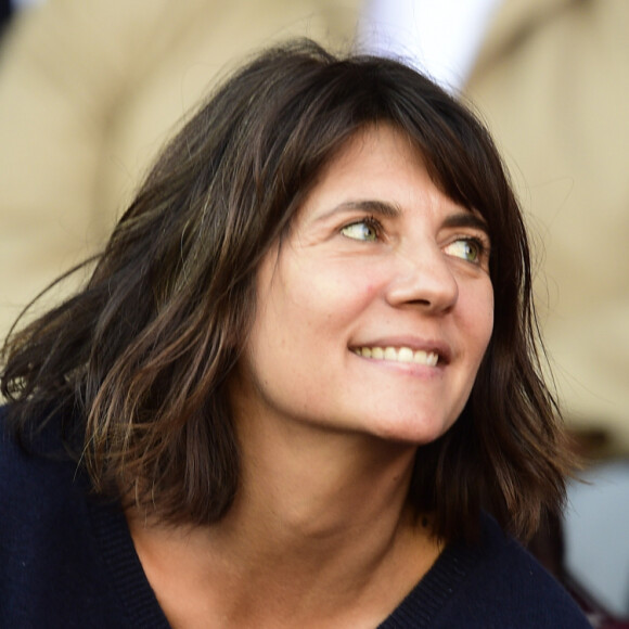 Estelle Denis dans les tribunes lors du match de championnat de Ligue 1 Conforama opposant le Paris Saint-Germain au Racing Club de Strasbourg Alsace au Parc des princes à Paris, France, le 14 septembre 2019. Le PSG a gagné 1-0. © Jean-Baptiste Autissier/Panoramic/Bestimage  Celebs attending the French First League soccer match between Paris Saint-Germain (PSG) and RC Strasbourg at Parc des Princes in Paris, France, in September 14, 2019. PSG won 1-0.