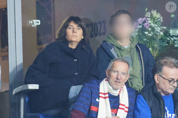 Estelle Denis a été aperçue avec son fils, Merlin
 
Estelle Denis et son fils Merlin Domenech - People des les tribunes de la coupe du Monde de Rugby France 2023 - Match de quart de finale "France-Afrique du Sud (28-29)" au Stade de France à Saint-Denis 15 octobre 2023. © Moreau-Jacovides/Bestimage