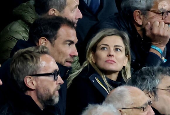 Laure Boulleau était également de la partie
 
Laure Boulleau enceinte et son compagnon Bruno Cheyrou, Philippe Caverivière - People des les tribunes de la coupe du Monde de Rugby France 2023 - Match de quart de finale "France-Afrique du Sud (28-29)" au Stade de France à Saint-Denis 15 octobre 2023. © Moreau-Jacovides/Bestimage