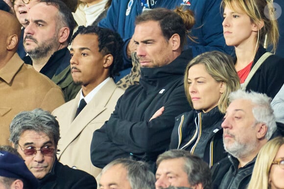 François-Xavier Demaison, Jules Koundé, Bruno Cheyrou et sa compagne Laure Boulleau (enceinte) - People des les tribunes de la coupe du Monde de Rugby France 2023 - Match de quart de finale "France-Afrique du Sud (28-29)" au Stade de France à Saint-Denis 15 octobre 2023. © Moreau-Jacovides/Bestimage