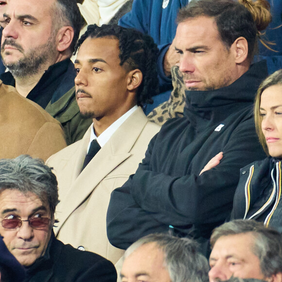 François-Xavier Demaison, Jules Koundé, Bruno Cheyrou et sa compagne Laure Boulleau (enceinte) - People des les tribunes de la coupe du Monde de Rugby France 2023 - Match de quart de finale "France-Afrique du Sud (28-29)" au Stade de France à Saint-Denis 15 octobre 2023. © Moreau-Jacovides/Bestimage