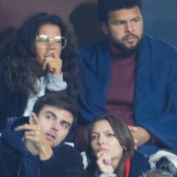 Jo-Wilfried Tsonga était lui aussi au Stade France au côté de sa femme, Noura El Shwekh
 
Jo-Wilfried Tsonga et sa femme Noura El Shwekh - People des les tribunes de la coupe du Monde de Rugby France 2023 - Match de quart de finale "France-Afrique du Sud (28-29)" au Stade de France à Saint-Denis 15 octobre 2023. © Moreau-Jacovides/Bestimage