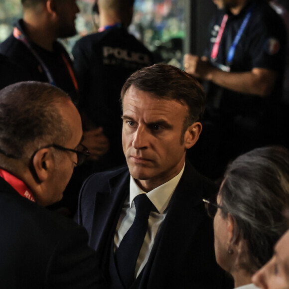 Le président Emmanuel Macron visite le centre de sécurité du Stade de France à la mi-temps du match de Rugby France-Afrique du Sud (28-29) à Saint-Denis le 15 octobre 2023. © Emmanuel Dunand / Pool / Bestimage
