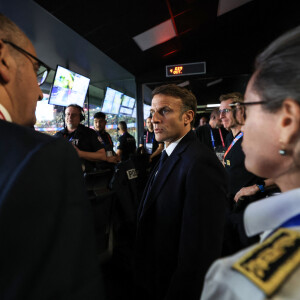 Le président Emmanuel Macron visite le centre de sécurité du Stade de France à la mi-temps du match de Rugby France-Afrique du Sud (28-29) à Saint-Denis le 15 octobre 2023. © Emmanuel Dunand / Pool / Bestimage