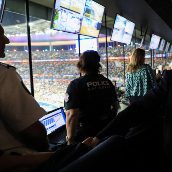 Le président Emmanuel Macron visite le centre de sécurité du Stade de France à la mi-temps du match de Rugby France-Afrique du Sud (28-29) à Saint-Denis le 15 octobre 2023. © Emmanuel Dunand / Pool / Bestimage
