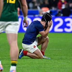 Deception des joueurs de l'equipe de France en fin de match - Antoine Dupont ( 9 - France ) - - Coupe du Monde de Rugby France 2023 - Match de quart de finale "France-Afrique du Sud (28-29)" au Stade de France à Saint-Denis 15 octobre 2023.  Rugby World Cup France 2023 - Quarter-final match "France-South Africa (28-29)" at the Stade de France in Saint-Denis October 15, 2023 