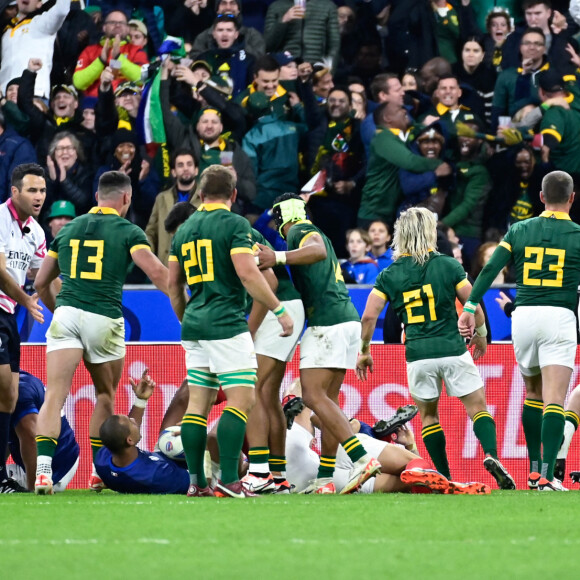 Joie des joueurs d' Afrique du Sud apres l'essai de EBEN ETZEBETH ( 4 - Afrique du Sud ) - - Coupe du Monde de Rugby France 2023 - Match de quart de finale "France-Afrique du Sud (28-29)" au Stade de France à Saint-Denis 15 octobre 2023.  Rugby World Cup France 2023 - Quarter-final match "France-South Africa (28-29)" at the Stade de France in Saint-Denis October 15, 2023 