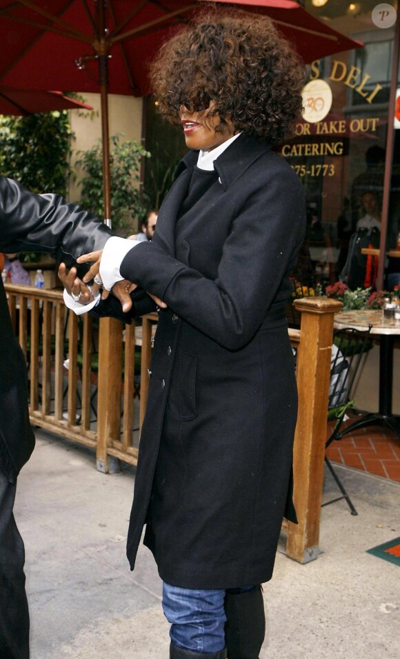 Whitney Houston se promène dans Los Angeles le 8 mars 2010