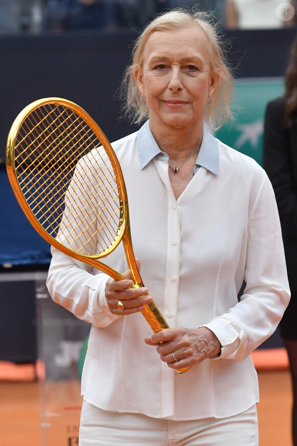 Martina Navratilova reçoit une raquette d'or lors du tournoi de tennis de Rome, le 21 mai 2023. En rémission d'un double cancer de la gorge et du sein, l'ancienne numéro un mondiale semblait très émue sous le regard de B.Becker.