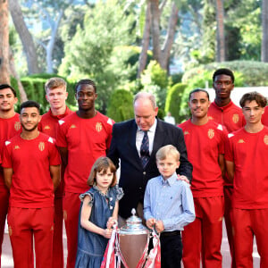 Le prince Albert II de Monaco, avec ses enfants le prince héréditaire Jacques et la princesse Gabriella, a reçu au Palais l'équipe de football de l'académie de l'A.S. Monaco vainqueur de la coupe Gambardella Crédit Agricole, le 3 juin 2023. L'A.S.M. U-18 a remporté la finale face à Clermont par 4 buts à 2, au Stade de France, le 29 avril. Organisée depuis la saison 1954-1955, la Coupe Gambardella - Crédit Agricole, nom donné en hommage à l'ancien président de la FFF décédé en 1953, a longtemps été baptisée Coupe de France des Juniors. Elle a toujours été ouverte aux jeunes joueurs de moins de 19 ans (U18 depuis la saison 2019-2020).  C'est la 5ème fois que les monégasque remporte cette coupe. © Bruno Bebert/Bestimage 