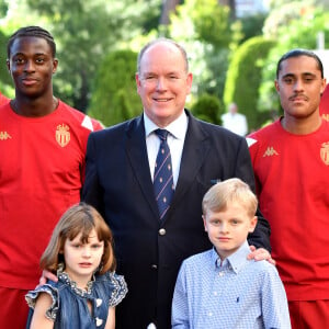 Le prince Albert II de Monaco, avec ses enfants le prince héréditaire Jacques et la princesse Gabriella, a reçu au Palais l'équipe de football de l'académie de l'A.S. Monaco vainqueur de la coupe Gambardella Crédit Agricole, le 3 juin 2023. L'A.S.M. U-18 a remporté la finale face à Clermont par 4 buts à 2, au Stade de France, le 29 avril. Organisée depuis la saison 1954-1955, la Coupe Gambardella - Crédit Agricole, nom donné en hommage à l'ancien président de la FFF décédé en 1953, a longtemps été baptisée Coupe de France des Juniors. Elle a toujours été ouverte aux jeunes joueurs de moins de 19 ans (U18 depuis la saison 2019-2020).  C'est la 5ème fois que les monégasque remporte cette coupe. © Bruno Bebert/Bestimage 