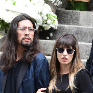 Lucien Gainsbourg (Lulu) et sa compagne - Sorties des obsèques de Jane Birkin en l'église Saint-Roch à Paris. Le 24 juillet 2023 © Jacovides-KD Niko / Bestimage 