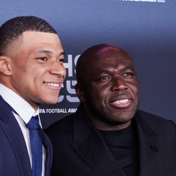 Une petite blague qui a bien fait rire les fans de Kylian Mbappé puisque son message a été liké plus de 70 000 fois
 
Kylian Mbappé et son père Wilfrid Mbappé - Photocall de la cérémonie des Best FIFA Football Awards à la salle Pleyel à Paris le 27 février 2023. © Cyril Moreau / Bestimage