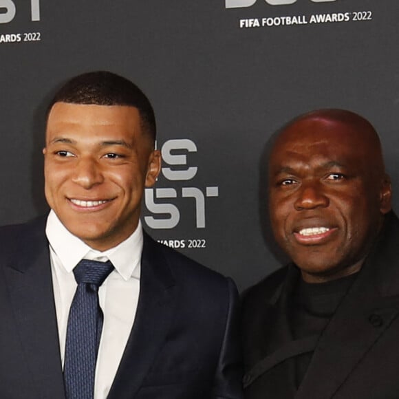 Kylian Mbappe et Wilfrid Mbappe - Photocall de la cérémonie des Best FIFA Football Awards à la salle Pleyel à Paris le 27 février 2023. © Michael Baucher / Panoramic / Bestimage