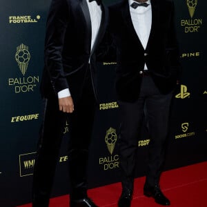 Kylian Mbappé et son père Wilfrid - Photocall de la 66ème cérémonie du Ballon d’Or au Théâtre du Chatelet à Paris le 17 octobre 2022. © Cyril Moreau/Bestimage