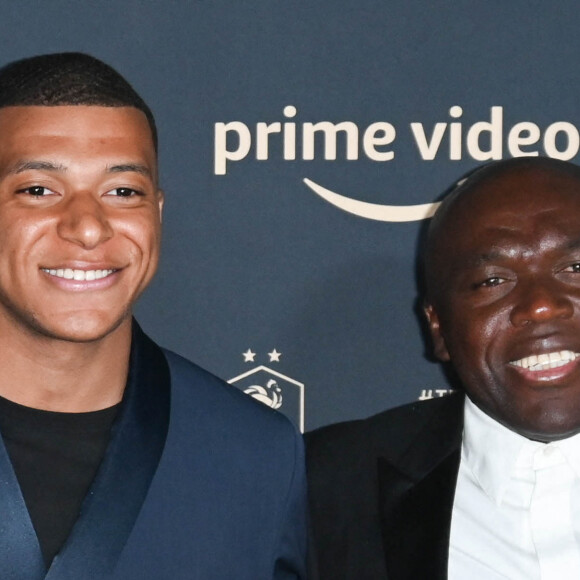 Kylian Mbappé avec son père Wilfrid Mbappé - Photocall de la cérémonie des Trophées UNFP 2022 au Pavillon Gabriel à Paris le 15 mai 2022. © Coadic Guirec/Bestimage