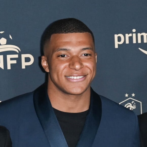 Il compare ensuite Wilfrid Mbappé à une légende du football
 
Kylian Mbappé avec son père Wilfrid Mbappé - Photocall de la cérémonie des Trophées UNFP 2022 au Pavillon Gabriel à Paris le 15 mai 2022. © Coadic Guirec/Bestimage