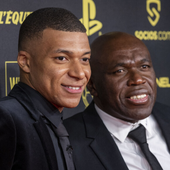 Kylian Mbappé se moque de son père
Kylian Mbappé et son père Wilfried (Wilfrid) Mbappé - Photocall de la cérémonie du Ballon d'Or au Théâtre du Châtelet. © Cyril Moreau/Bestimage