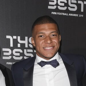 Wilfrid Mbappé avec son fils Kylian Mbappé et Tchaga Barber (coiffeur) - Les célébrités arrivent à la cérémonie des Trophées Fifa "The Best" 2019 à la Scala à Milan, Italie le 23 septembre 2019. © Pierre Perusseau/Bestimage