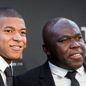 Kylian Mbappé et son père Wilfrid - Les célébrités arrivent à la cérémonie des Trophées Fifa 2018 au Royal Festival Hall à Londres, Royaume Uni, le 25 septembre 2018. © Cyril Moreau/Bestimage