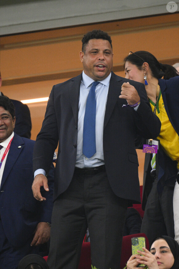 "Ta version camerounaise est prête...", écrit Kylian Mbappé, avant de taguer le Brésilien, Ronaldo
 
Ronaldo dans les tribunes du match "Brésil - Corée (4-1)" lors de la Coupe du Monde 2022 au Qatar, le 5 décembre 2022.