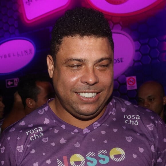 Ronaldo Luís Nazário de Lima assiste au carnaval de Osasco près de Sao Paulo au Brésil avec une mystérieuse inconnue le 12 février 2018.