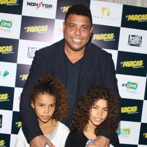 Ronaldo Luis Nazário de Lima et ses filles, Maria Alice Nazário de Lima et Maria Sofia Nazário de Lima, à la première du film "Os Parças" à Sao Paulo, Brésil, le 21 novembre 2017.