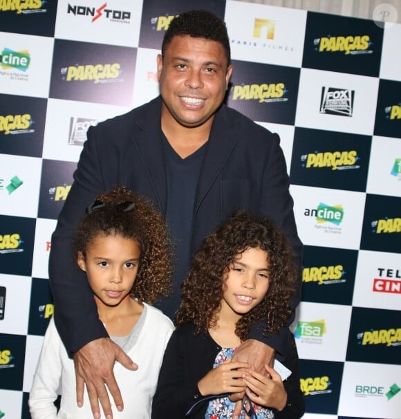 Ronaldo Luis Nazário de Lima et ses filles, Maria Alice Nazário de Lima et Maria Sofia Nazário de Lima, à la première du film "Os Parças" à Sao Paulo, Brésil, le 21 novembre 2017.