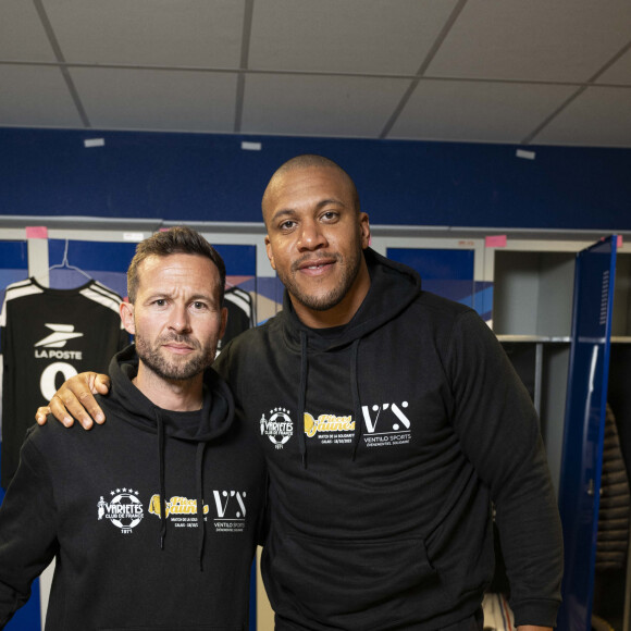 Exclusif - Yohan Cabaye et Ciryl Gane - Match caritatif du Variétés Club de France contre la team Calais en faveur de l’association "Les pièces jaunes" au stade de l’épopée à Calais le 18 octobre 2023. Ce match caritatif à collecté la somme de 14 900 Euros qui pourront aider au financement de projets visant à améliorer les conditions de soins et de vies des jeunes patient © Pierre Perusseau/Bestimage 