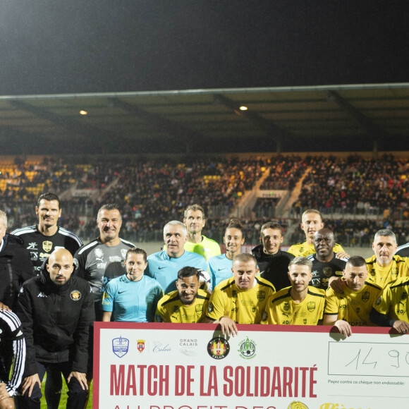 Daniel Van Buyten, Wilfrid Mbappé, Mathieu Debuchy, Laurent Blanc, Yohan Cabaye, Robert Pires, Jens Lehmann, Baptiste Vendroux, Christian Karembeu, Claude Puel, Ludovic Giuly, Karl Olive, Jessica Hoarau, Redouane Bougheraba et Eden Hazard - Match caritatif du Variétés Club de France contre la team Calais en faveur de l’association "Les pièces jaunes" au stade de l’épopée à Calais le 18 octobre 2023. Ce match caritatif à collecté la somme de 14 900 Euros qui pourront aider au financement de projets visant à améliorer les conditions de soins et de vies des jeunes patient © Pierre Perusseau/Bestimage 