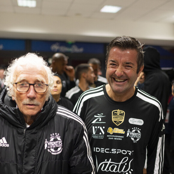 Jacques Vendroux et Karl Olive - Match caritatif du Variétés Club de France contre la team Calais en faveur de l’association "Les pièces jaunes" au stade de l’épopée à Calais le 18 octobre 2023. Ce match caritatif à collecté la somme de 14 900 Euros qui pourront aider au financement de projets visant à améliorer les conditions de soins et de vies des jeunes patient © Pierre Perusseau/Bestimage 