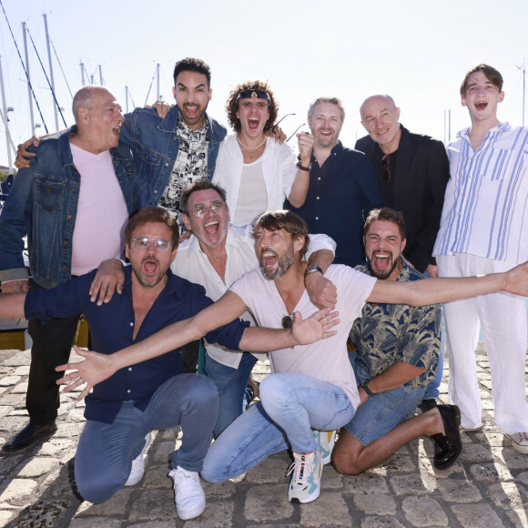 Son corps a été retrouvé près de l'arme à feu, utilisée pour mettre fin à ses jours.
Michel Cordes, Marwan Berreni, , Tim Rousseau, Thibaud Vaneck, Pierre Martot, Florian Lesieur, Stéphane Hénon, Jérôme Bertin, Laurent Kérusoré, Marwan Berreni PLUS BELLE LA VIE Le festival de fiction TV de La Rochelle samedi 17 septembre 2022. © Christophe Aubert via Bestimage