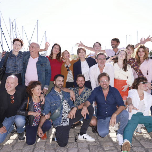 Il avait laissé trois lettres.
Marie Réache, Michel Cordes, Anne Decis, Elodie Varlet, Cécilia Hornus, Jérôme Bertin, Marie Mallia, Léa François, Florian Lesieur, Lola Marois, Laurent Kérusoré, Caroline Riou, Eleonore Sarrazin, Horya Benabet, Pierre Martot, Sylvie Flepp, Joakim Latzko, Marwan Berreni, Stéphane Hénon, Tim Rousseau, Thibaud Vaneck PLUS BELLE LA VIE Le festival de fiction TV de La Rochelle samedi 17 septembre 2022. © Christophe Aubert via Bestimage