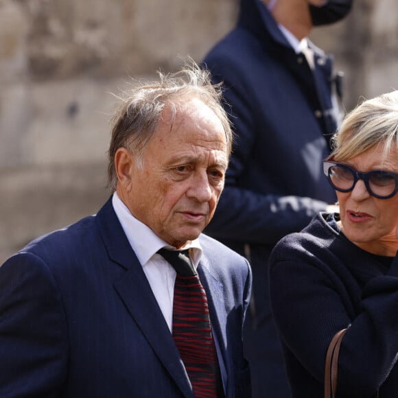 Chantal Ladesou et son mari Michel Ansault - Sorties de la messe funéraire en hommage à Bernard Tapie en l'église Saint-Germain-des-Prés à Paris. Le 6 octobre 2021 © Jacovides-Moreau / Bestimage