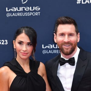 À cela, il faut ajouter des bonus garantis qui font grimper le salaire du mari d'Antonela Roccuzzo à 19 millions d'euros par an
 
Lionel Messi et sa femme Antonella Roccuzzo - Red Carpet de la cérémonie " 2023 Laureus World Sports Awards" à Paris le 8 mai 2023 . Veeren/Bestimage