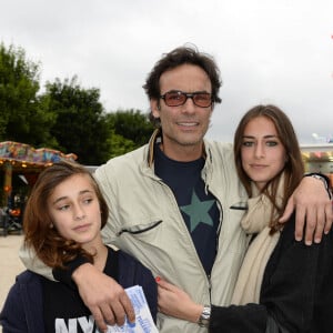 Les liens du sang, voilà qui compte de génération en génération, que ce soit dans la joie ou dans le malheur.
Anthony Delon avec ses filles Liv et Loup - Inauguration de la fete foraine des Tuileries a Paris le 28 juin 2013.