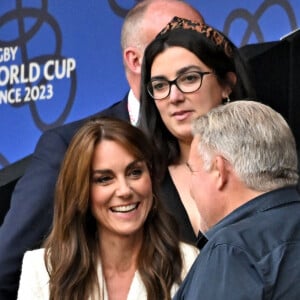 Catherine (Kate) Middleton, princesse de Galles, parle avec un jeune fan à la mi-temps du quart de finale Angleterre-Fidji, coupe du monde de rugby 2023, au Stade Vélodrome à Marseille le 15 octobre 2023. © Bruno Bebert / Bestimage 