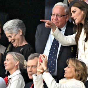 Catherine (Kate) Middleton, princesse de Galles, assiste au quart de finale Angleterre-Fidji, coupe du monde de rugby 2023, au Stade Vélodrome à Marseille le 15 octobre 2023. À ses côtés Rob Briers et Bill Beaumont. © Bruno Bebert / Bestimage 