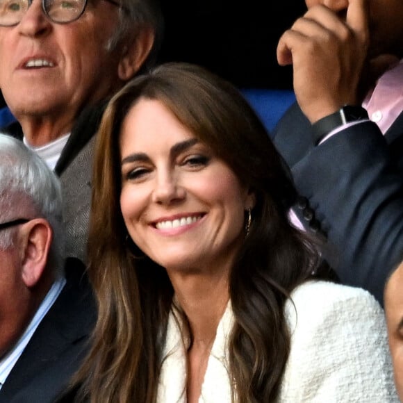 Catherine (Kate) Middleton, princesse de Galles, assiste au quart de finale Angleterre-Fidji, coupe du monde de rugby 2023, au Stade Vélodrome à Marseille le 15 octobre 2023. À ses côtés Rob Briers et Bill Beaumont. © Bruno Bebert / Bestimage 