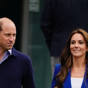 Le prince William, prince de Galles, et Catherine (Kate) Middleton, princesse de Galles, au centre sportif national de Bisham Abbey à Marlow, à l'occasion de la Journée mondiale de la Santé mentale, le 12 octobre 2023. Catherine (Kate) Middleton, princesse de Galles, porte des pansements sur deux doigts de sa main droite. Catherine (Kate) Middleton, princesse de Galles, porte des pansements sur deux doigts de sa main droite. 