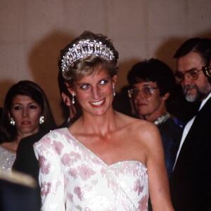 Elle s'inspirerait de sa belle-mère Lady Di.
La princesse Diana (Lady Di avec son diadème) au Brésil. Le 25 avril 1991 