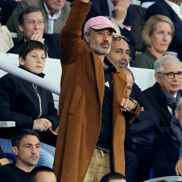 Taika Waititi dans les tribunes lors de la demi-finale de la Coupe du Monde de Rugby opposant l'Argentine à la Nouvelle Zélande (6 - 44) au Stade de France à Saint-Denis, France, le 20 octobre 2023. © Dominique Jacovides/Bestimage 