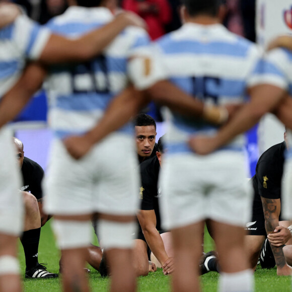 Les All Blacks et l'équipe d'Argentine avant le match de demi-finale de la Coupe du Monde de Rugby opposant l'Argentine à la Nouvelle Zélande (6 - 44) au Stade de France à Saint-Denis, France, le 20 octobre 2023. © Dominique Jacovides/Bestimage 