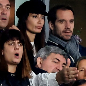 Le tennisman tentait de lui expliquer les règles du rugby
Richard Gasquet et sa compagne dans les tribunes lors de la demi-finale de la Coupe du Monde de Rugby opposant l'Argentine à la Nouvelle Zélande (6 - 44) au Stade de France à Saint-Denis, France, le 20 octobre 2023. © Dominique Jacovides/Bestimage 