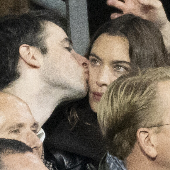 Exclusif - Alexa Chung et son compagnon Tom Sturridge dans les tribunes lors de la demi-finale de la Coupe du Monde de Rugby opposant l'Argentine à la Nouvelle Zélande (6 - 44) au Stade de France à Saint-Denis, France, le 20 octobre 2023. © Cyril Moreau/Bestimage 