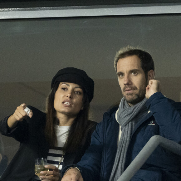 Clémentine avait un verre de champagne (ou de vin?)
Richard Gasquet et sa compagne Clementine dans les tribunes lors de la demi-finale de la Coupe du Monde de Rugby opposant l'Argentine à la Nouvelle Zélande (6 - 44) au Stade de France à Saint-Denis, France, le 20 octobre 2023. © Cyril Moreau/Bestimage 