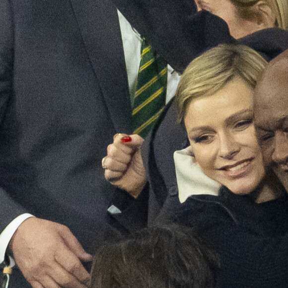 Dans les bras de supporters, elle affichait un sourire étincelant.
La princesse Charlène de Monaco dans les tribunes lors de la demi-finale de la Coupe du Monde de Rugby opposant l'Angleterre à l'Afrique du Sud (15 - 16) au Stade de France à Saint-Denis, France, le 21 octobre 2023. © Cyril Moreau/Bestimage