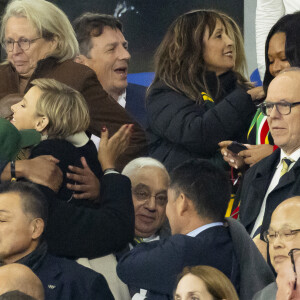 Le prince Albert II de Monaco et la princesse Charlène de Monaco dans les tribunes lors de la demi-finale de la Coupe du Monde de Rugby opposant l'Angleterre à l'Afrique du Sud (15 - 16) au Stade de France à Saint-Denis, France, le 21 octobre 2023. © Cyril Moreau/Bestimage