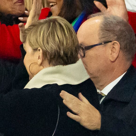 Le prince Albert II de Monaco et la princesse Charlène de Monaco dans les tribunes lors de la demi-finale de la Coupe du Monde de Rugby opposant l'Angleterre à l'Afrique du Sud (15 - 16) au Stade de France à Saint-Denis, France, le 21 octobre 2023. © Cyril Moreau/Bestimage