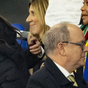 Le prince Albert II de Monaco et la princesse Charlène de Monaco dans les tribunes lors de la demi-finale de la Coupe du Monde de Rugby opposant l'Angleterre à l'Afrique du Sud (15 - 16) au Stade de France à Saint-Denis, France, le 21 octobre 2023. © Cyril Moreau/Bestimage